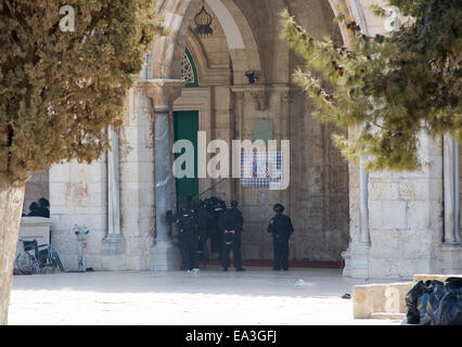 Israelische Sicherheitskräfte mit einer Eisenstange versuchen, öffnen Sie eine Tür des Haupteingangs der Al-Aqsa-Moschee in Jerusalem Stockfoto