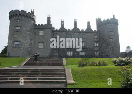 seltsamen Pose vor dem Schloss Stockfoto