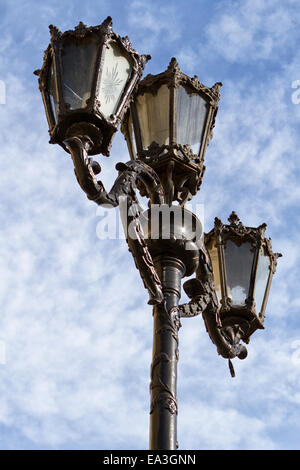 Straßenlaterne vor blauem Himmel Stockfoto