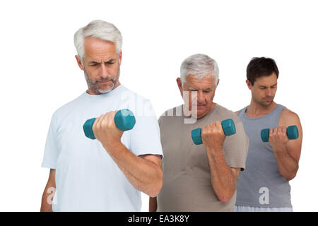 Drei Männer, die das Training mit Hanteln in Zeile Stockfoto