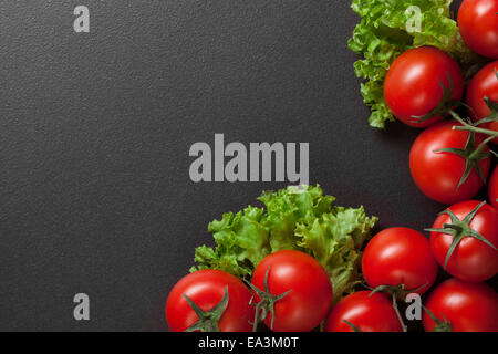 rote Tomaten mit grünem Salat Stockfoto