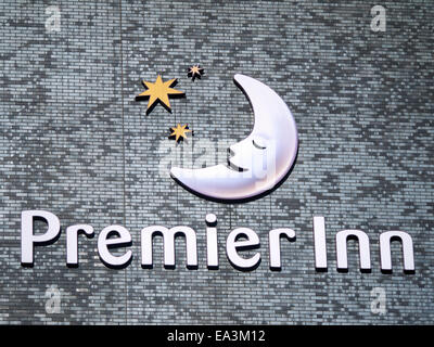 Premier Inn Logo an Außenwand in Manchester UK Stockfoto