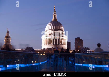 London, 19. August 2013: Saint-Paul Kathedrale Kuppel beleuchtet in der Nacht von einem blau beleuchteten Millennium Bridge, London, UK Stockfoto