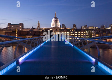 London, 19. August 2013: Saint-Paul Kathedrale Kuppel beleuchtet in der Nacht von einem blau beleuchteten Millennium Bridge, London, UK Stockfoto