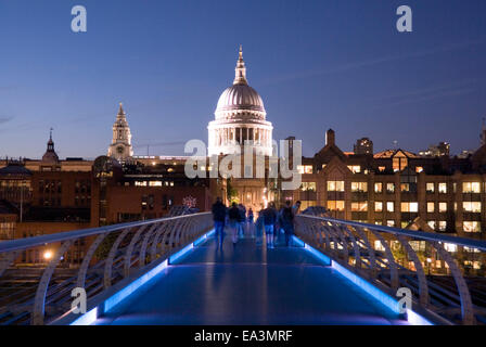 London, 19. August 2013: Saint-Paul Kathedrale Kuppel beleuchtet in der Nacht von einem blau beleuchteten Millennium Bridge, London, UK Stockfoto