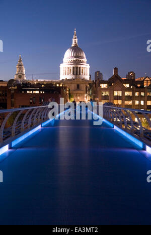 London, 19. August 2013: Saint-Paul Kathedrale Kuppel beleuchtet in der Nacht von einem blau beleuchteten Millennium Bridge, London, UK Stockfoto