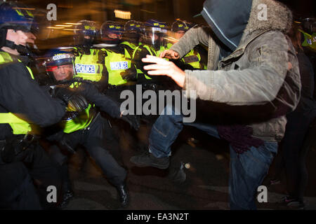 London, UK. 5. November 2014. Polizei Zusammenstoß mit Demonstranten bei Bonfire Night Protest im Zentrum von London durch die Aktivistengruppe Anonymous, an einer Demonstration Millionen Maske März genannt. Maskierte Demonstranten Chaos geschaffen, wie sie am Parlament und in der ganzen Innenstadt von London marschierten. Der Protest, die in Hunderten von Städten durchgeführt wurde, soll gegen Sparkurs und Verletzung der Menschenrechte sein. Bildnachweis: Michael Kemp/Alamy Live-Nachrichten Stockfoto