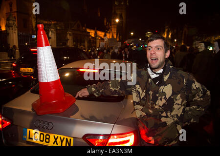 London, UK. 5. November 2014. Bonfire Night Protest im Zentrum von London von der Aktivistengruppe Anonymous, an einer Demonstration der Million Maske genannt März. Maskierte Demonstranten Chaos geschaffen, wie sie am Parlament und in der ganzen Innenstadt von London marschierten. Der Protest, die in Hunderten von Städten durchgeführt wurde, soll gegen Sparkurs und Verletzung der Menschenrechte sein. Bildnachweis: Michael Kemp/Alamy Live-Nachrichten Stockfoto