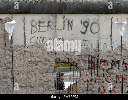 Berlin, Deutschland. 6. November 2014. "Berlin 90' steht auf einem Abschnitt der Berliner Mauer hinter einer Reihe von Ballon Markierungen entlang der Topographie des Terrors Monument in Berlin, Deutschland, 6. November 2014. Für die "Grenze der Lichter" Installation ab 7. November 2014 rund 8.000 beleuchtete weiße Ballons, entlang einer 15 km langen Strecken der ehemaligen Berliner Mauer, die Teilung der Stadt zu gedenken. Foto: SOEREN STACHE/Dpa/Alamy Live News Stockfoto