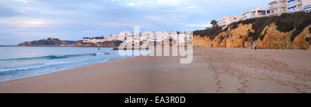 Die Stadt Albufeira bei Sonnenuntergang. Algarve. Süd-Portugal. Stockfoto