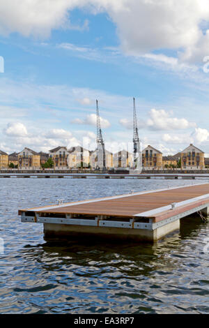 Blick über das Wasser am Royal Victoria dock im Eastend von London, England Stockfoto