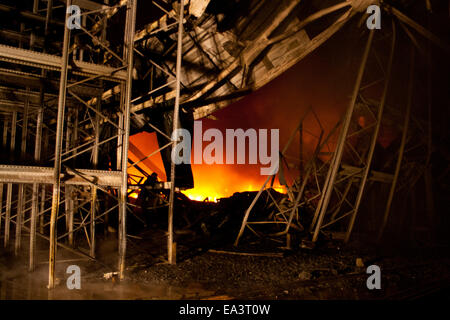 Altbau in voller flammenden inferno Stockfoto