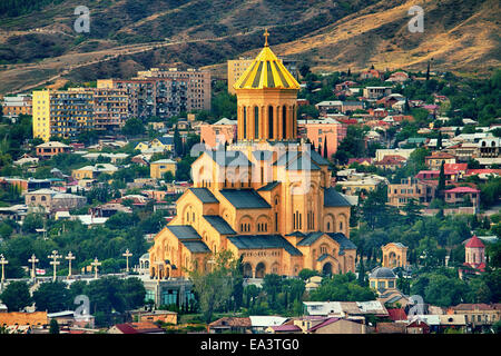 Blick auf die Heilige Dreifaltigkeit Kathedrale Tsminda Sameba in Tiflis, Georgien. Stockfoto