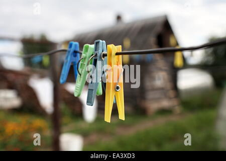 bunte Wäscheklammern Stockfoto