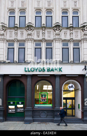 Eine Gesamtansicht der Lloyds Bank in der Queen Street in Cardiff, Südwales. Stockfoto