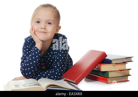 Mädchen lesen Buch isoliert auf weiss Stockfoto