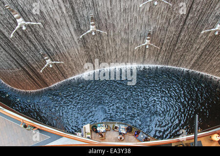 Dubai, Vereinigte Arabische Emirate - Oktober 11,2014: Wasserfall in der Dubai Mall, weltweit größte Shopping-Mall, die anhand der Gesamtfläche Stockfoto