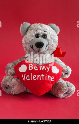 My Valentine Teddy tragen weiche Kuscheltier sitzen auf roten Hintergrund - ideales Geschenk Geschenk für Valentinstag, Valentinstag Stockfoto
