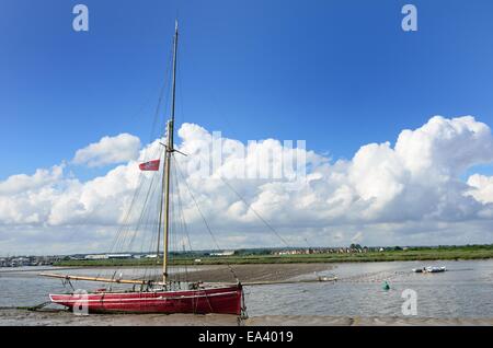 Rotes Boot in Bach Stockfoto