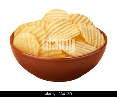 Wellig Kartoffelchips mit Graten, manchmal genannt Rüschen, in einer braunen Keramikschüssel isoliert auf einem weißen Hintergrund. Stockfoto