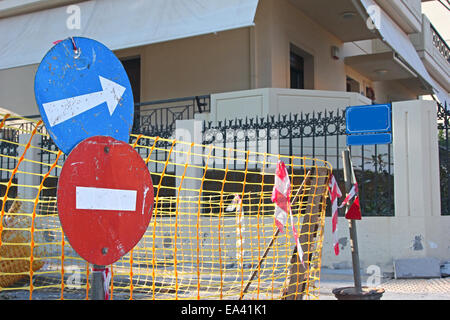 Verkehrsschilder, kein Eintrag und Abstecher Stockfoto