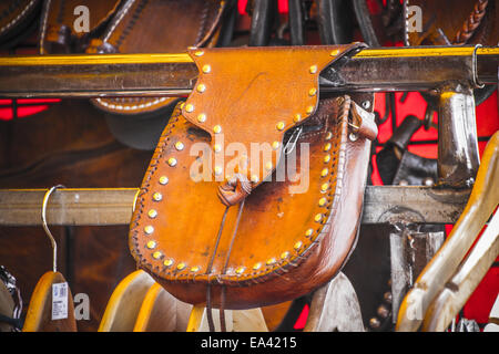 Leder Handwerk Ständen in einem mittelalterlichen Jahrmarkt Stockfoto