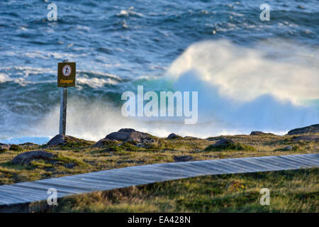 Ein Schild warnt Wanderer von einer gefährlichen Küste in der Nähe von Cape Spear, Neufundland, Kanada Stockfoto