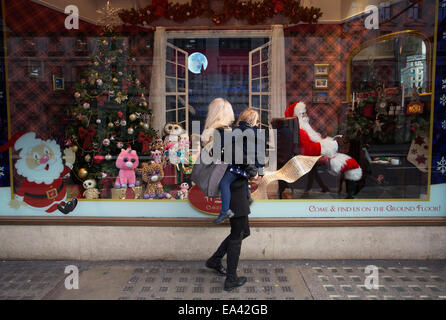 London, UK. 6. November 2014. Mutter und Kind betrachten die Weihnachten Anzeige im Fenster Hamleys Spielzeug Geschäft vor Weihnachten, London, UK-Credit: Jeff Gilbert/Alamy Live News Stockfoto