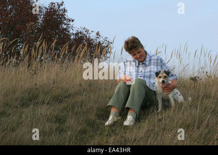 Frau und Parson Russell Terrier Stockfoto