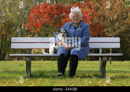 Frau und Parson Russell Terrier Stockfoto