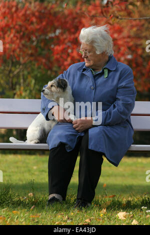 Frau und Parson Russell Terrier Stockfoto