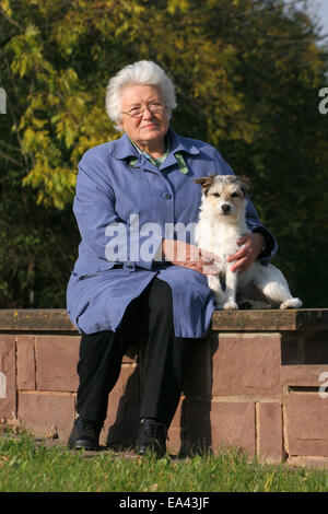 Frau und Parson Russell Terrier Stockfoto