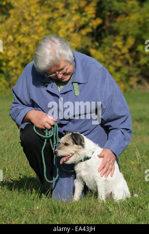 Frau und Parson Russell Terrier Stockfoto