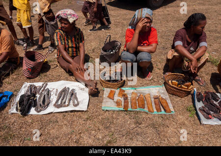 Frauen aus Lamalera beteiligen sich mit ihren getrockneten Wal-Fleisch auf dem Tauschhandel Markt von Wulandoni Dorf, Lembata Island, Indonesien. Stockfoto