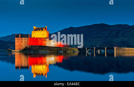 EILEAN DONAN CASTLE SCHOTTLAND UND BRÜCKE MIT ABEND ROTLICHT REFLEXIONEN FÜR ARMISTICE DAY 11. NOVEMBER 2014 Stockfoto