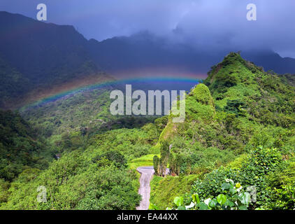 Tahiti. Berg und Regenbogen Stockfoto