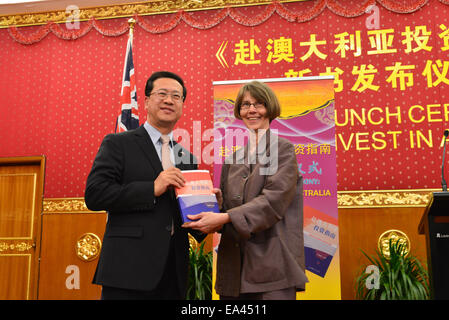 Canberra, Australien. 6. November 2014. Der chinesische Botschafter in Australien Ma Zhaoxu (L) stellt eine Kopie des neu erschienenen Buches "How to Invest in Australien" Generaldirektor der australischen nationalen Bibliothek Anne-Marie Schwirtlich auf der Buch-Start-Zeremonie in Canberra, Australien, 6. November 2014. © Xu Haijing/Xinhua/Alamy Live-Nachrichten Stockfoto