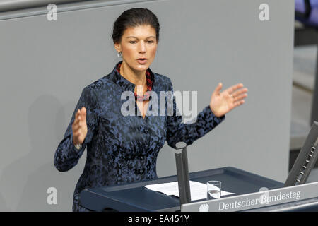 Berlin, Deutschland. 6. November 2014. Lieferung von einer Regierungserklärung durch den Bundesminister der Finanzen Wolfgang Schäuble (CDU) über - Verbesserung der automatischen Informationsaustausch - Einigung über wirksamere Regelungen für den Kampf gegen Steuerhinterziehung erkannte im Bundestag im November 06zh, 2014 in Berlin, Deutschland. / Bild: Sahra Wagenknecht, stellvertretende Vorsitzende der Partei die Linke. Bildnachweis: Reynaldo Chaib Paganelli/Alamy Live-Nachrichten Stockfoto