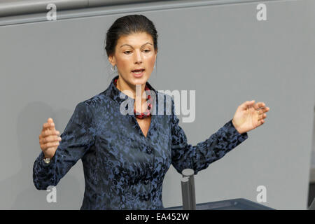 Berlin, Deutschland. 6. November 2014. Lieferung von einer Regierungserklärung durch den Bundesminister der Finanzen Wolfgang Schäuble (CDU) über - Verbesserung der automatischen Informationsaustausch - Einigung über wirksamere Regelungen für den Kampf gegen Steuerhinterziehung erkannte im Bundestag im November 06zh, 2014 in Berlin, Deutschland. / Bild: Sahra Wagenknecht, stellvertretende Vorsitzende der Partei die Linke. Bildnachweis: Reynaldo Chaib Paganelli/Alamy Live-Nachrichten Stockfoto