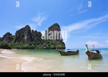 Zwei Longtail Boot, an einem Strand in Thailand Stockfoto