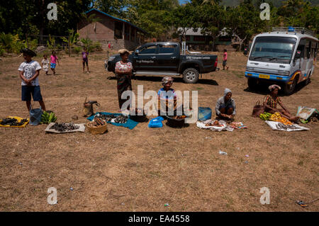 Frauen aus Lamalera beteiligen sich mit ihren getrockneten Wal-Fleisch auf dem Tauschhandel Markt von Wulandoni Dorf, Lembata Island, Indonesien. Stockfoto