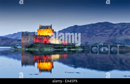 EILEAN DONAN CASTLE MIT ABEND-BELEUCHTUNG FÜR ARMISTICE DAY 11. NOVEMBER 2014 Stockfoto