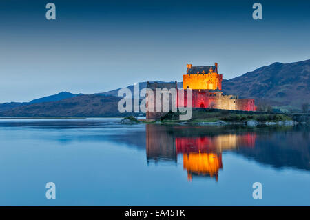 EILEAN DONAN CASTLE MIT ABEND LEUCHTEN FÜR DEN TAG DES WAFFENSTILLSTANDS 11. NOVEMBER 2014 Stockfoto