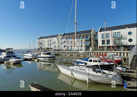 Am Ufer Luxus-Apartments an der Waterside Marina, Brightlingsea, Essex, UK Stockfoto