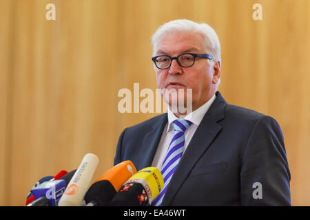 Berlin, Deutschland. 6. November 2014. 25 Jahre nach der Liste der Berliner Mauer, Außenminister Steinmeier würdigt den Mut der Menschen in Deutschland und Europa, deren Freiheit, und friedliche Proteste Ende der deutschen und europäischen Teilung Deutschlands und Europas erlaubt. In der Bismarck-Büro war seit mehreren Jahrzehnten die Politiker-Büro für des Zentralkomitees der SED. erfüllt Das Zentralkomitee der SED bestimmt, dass die Politik der DDR von hier mehr als 30 Jahren im Gebäude der heutigen Auswärtigen Amt in Berlin im Jahre 1959 eingegeben hatte. Reynaldo Chaib © Paga Stockfoto