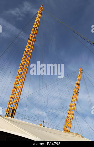 Ein Teil des Daches von The O2 in London an einem sonnigen Tag Stockfoto