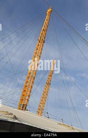 Ein Teil des Daches von The O2 in London an einem sonnigen Tag Stockfoto