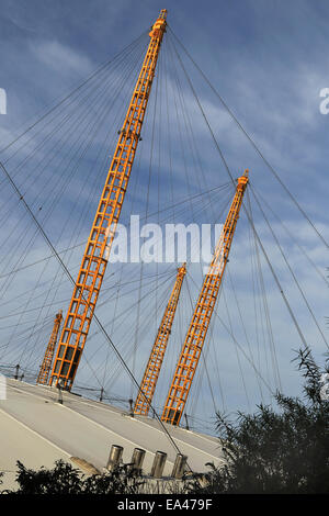 Ein Teil des Daches von The O2 in London an einem sonnigen Tag Stockfoto