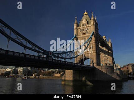 Tower Bridge in London an einem sonnigen Tag Stockfoto