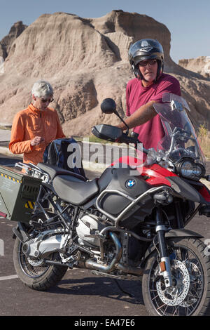 Paar Motorrad in Badlands Nationalpark, South Dakota, USA Stockfoto